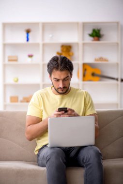 Genç öğrenci salgın sırasında evde çalışıyor.