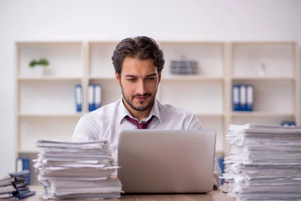 Jovem Empresário Empregado Muito Trabalho Escritório — Fotografia de Stock