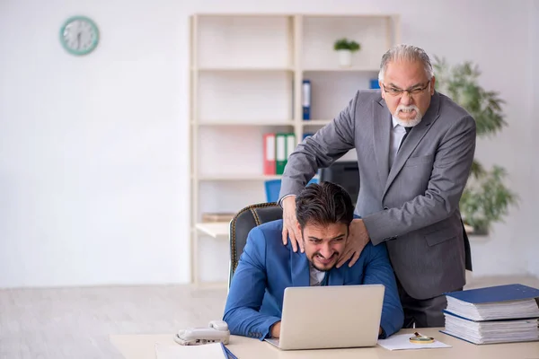 Old Boss Young Employee Working Workplace — Stock Photo, Image