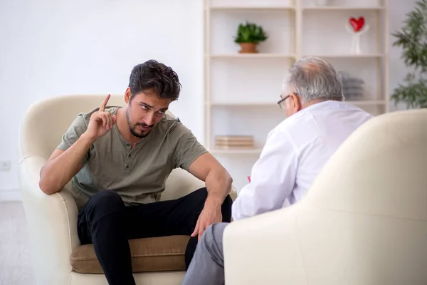 Genç Adam Deneyimli Psikoloğu Ziyaret Ediyor — Stok fotoğraf