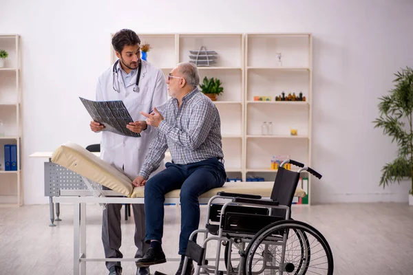 Oude Man Rolstoel Bezoek Bij Jonge Mannelijke Arts Radioloog — Stockfoto