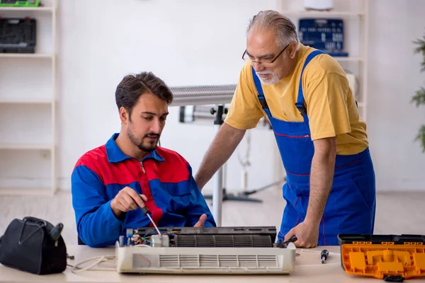 Två Reparatörer Reparerar Luftkonditioneringen Vid Verkstaden — Stockfoto