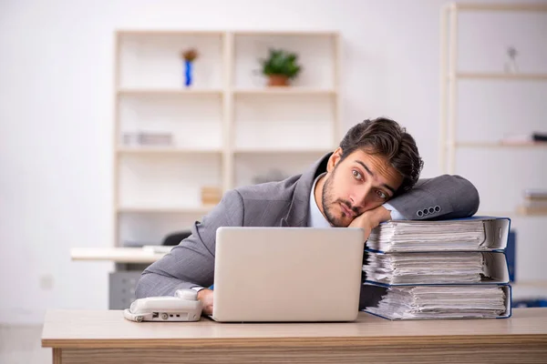 Jovem Empresário Empregado Muito Trabalho Escritório — Fotografia de Stock