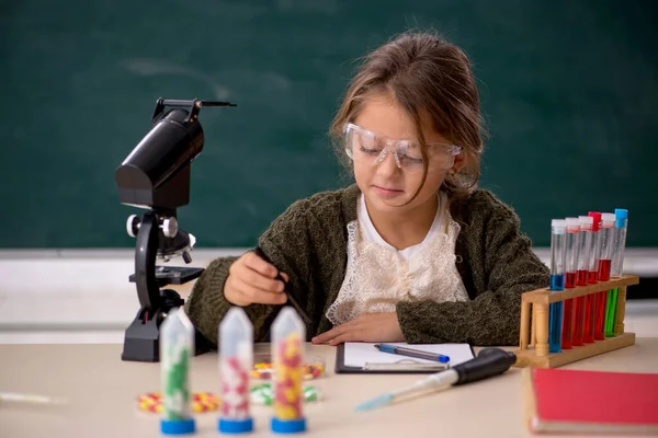 Junge Kleine Chemikerin Klassenzimmer — Stockfoto