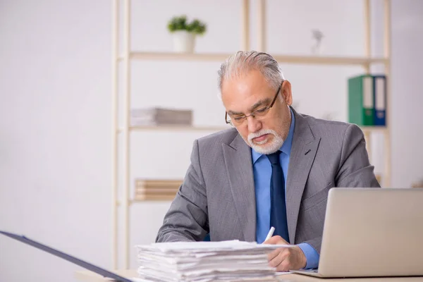 Ein Alter Geschäftsmann Arbeitet Arbeitsplatz — Stockfoto