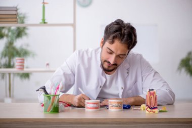 Klinikte çalışan genç bir dişçi.