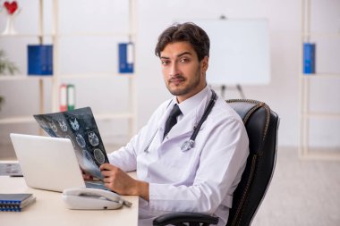 Klinikte çalışan genç bir radyolog.