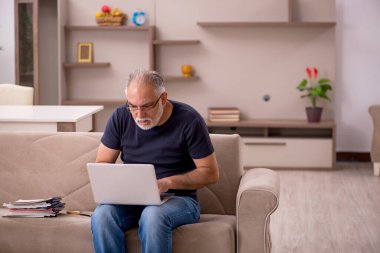 Yaşlı adam salgın sırasında evden çalışıyor.