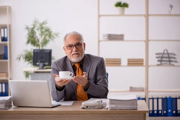 Vecchio Impiegato Affari Che Beve Caffè Durante Pausa — Foto Stock