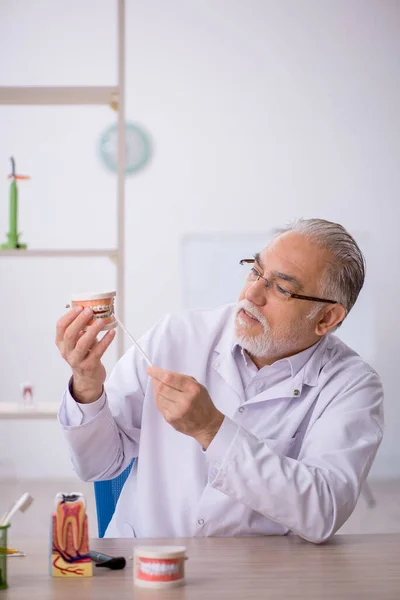 Dentista Velho Que Trabalha Clínica — Fotografia de Stock