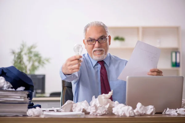 Velho Empresário Empregado Conceito Brainstorming — Fotografia de Stock