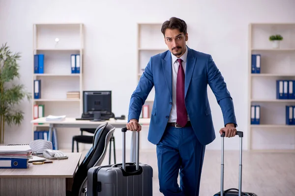 Jovem Empresário Empregado Preparando Para Viagem Local Trabalho — Fotografia de Stock