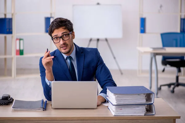 Ung Manlig Anställd Och För Mycket Arbete Kontoret — Stockfoto