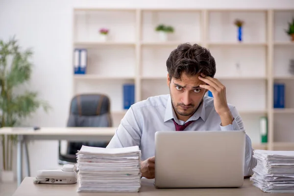 Jovem Empresário Empregado Infeliz Com Excesso Trabalho Escritório — Fotografia de Stock