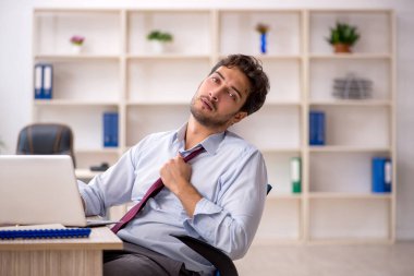 Genç işadamı ofisteki aşırı işten memnun değil.