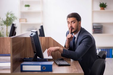 Endüstriyel casusluk konsepti genç çalışanı