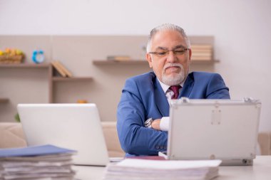 Memlekette eski iş adamı maaşı konsepti