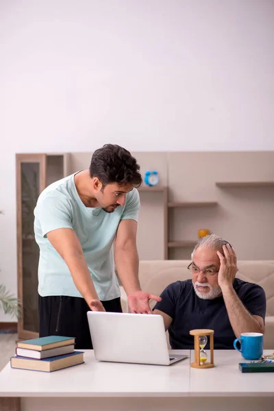 Grootvader Kleinzoon Thuis Met Computer Tijdens Pandemie — Stockfoto