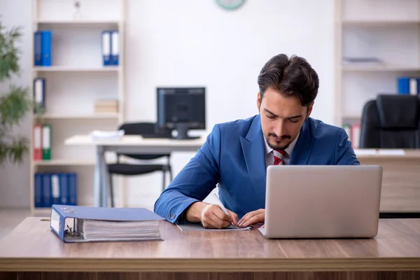 Jeune Homme Affaires Employé Travaillant Dans Bureau — Photo