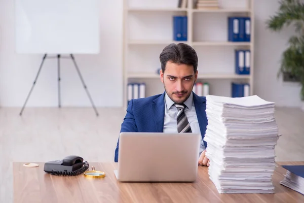 Ung Affärsman Anställd Missnöjd Med Överdrivet Arbete Arbetsplatsen — Stockfoto