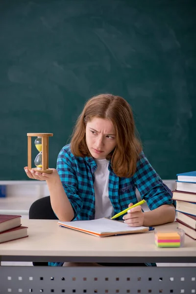 時間管理の概念で若い女の子の学生 — ストック写真