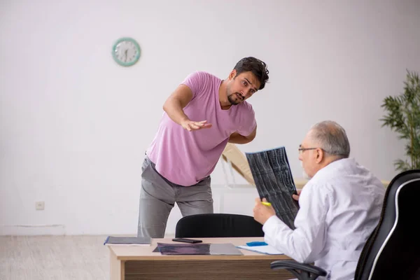 Paciente Joven Visitando Viejo Médico Radiólogo — Foto de Stock