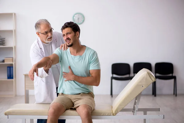 Jeune Patient Visitant Vieux Médecin — Photo