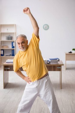 Eski patron teneffüste spor egzersizleri yapıyor.