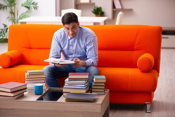 Giovane Studente Che Prepara Gli Esami Casa — Foto Stock