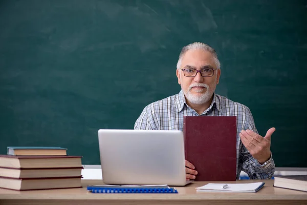 Åldrad Manlig Lärare Klassrummet — Stockfoto