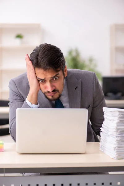 Jungunternehmer Unzufrieden Mit Exzessiver Arbeit Büro — Stockfoto