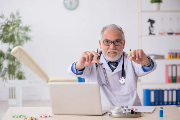 Gammal Läkare Farmaceut Arbetar Labbet — Stockfoto