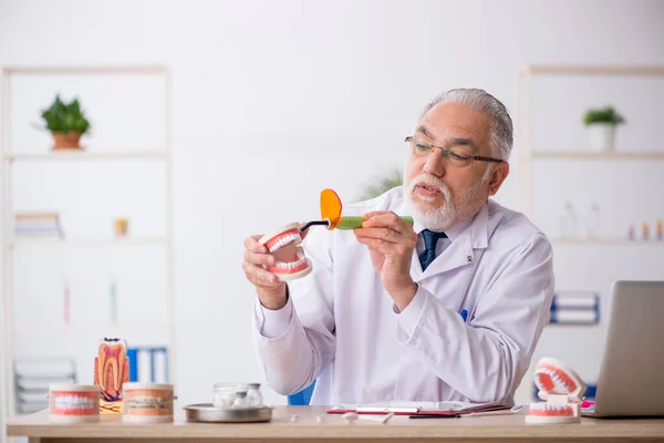 Vieux Dentiste Masculin Travaillant Hôpital — Photo