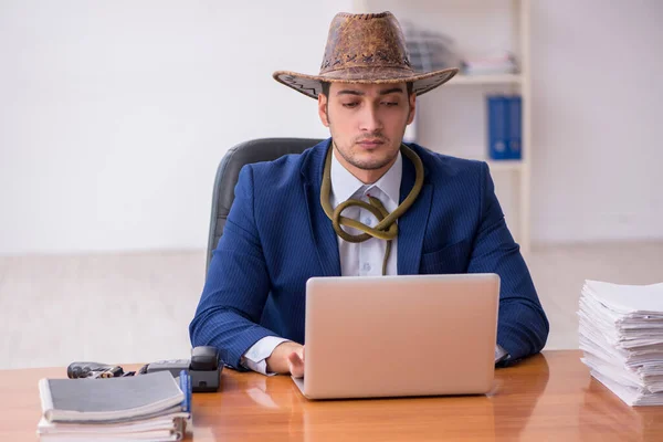 Fiatal Cowboy Alkalmazott Dolgozik Munkahelyen — Stock Fotó