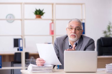 Eski çalışanım ve ofiste çok işim var.