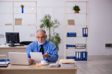 İş yerinde çalışan eski bir işadamı