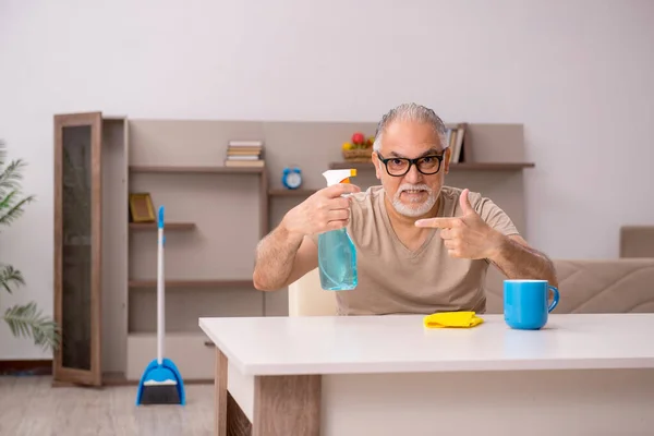 Homem Idoso Fazendo Tarefas Domésticas Casa — Fotografia de Stock