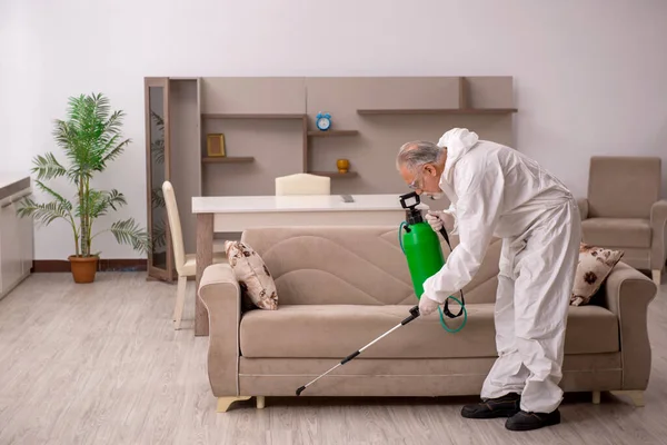 Viejo Contratista Haciendo Control Plagas Casa — Foto de Stock