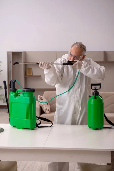 Old Contractor Doing Pest Control Home — Stock Photo, Image