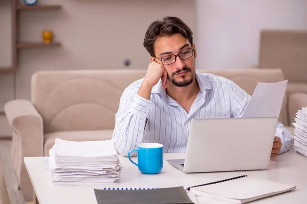 Ung Manlig Anställd Som Arbetar Hemifrån Pandemi — Stockfoto