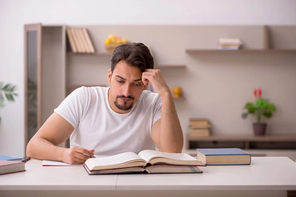 Młody Student Studiujący Domu Podczas Pandemii — Zdjęcie stockowe