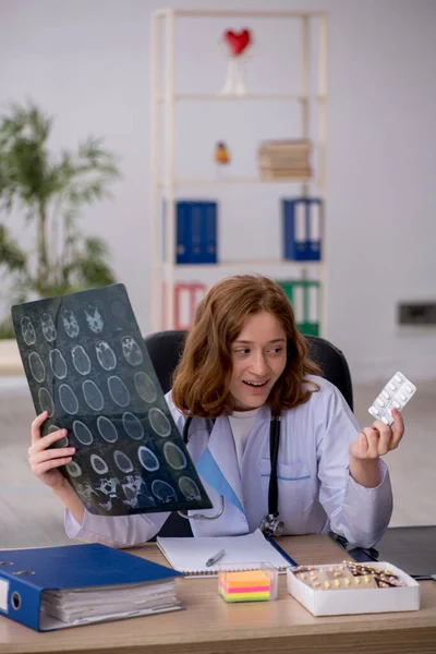 Νεαρή Γυναίκα Ακτινολόγος Γιατρός Εργάζεται Στο Νοσοκομείο — Φωτογραφία Αρχείου