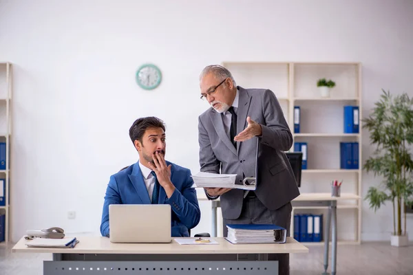 Ancien Patron Jeune Employé Travaillant Sur Lieu Travail — Photo