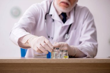 Aşı konseptinde yaşlı bir doktor.