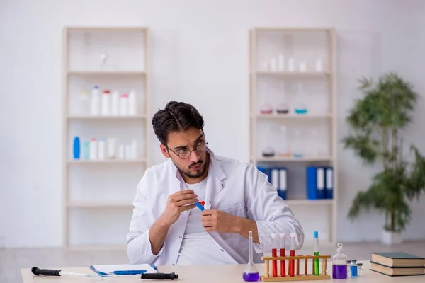 Joven Químico Trabajando Laboratorio —  Fotos de Stock