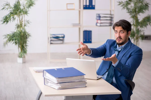 Junge Mitarbeiter Und Viel Arbeit Büro — Stockfoto