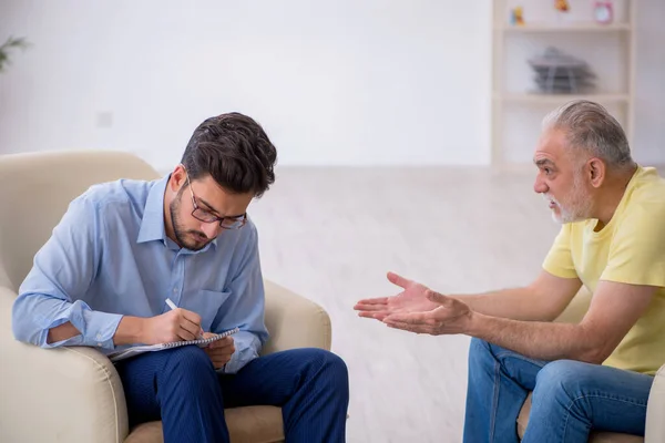Old Man Visiting Young Psychotherapist — Stock Photo, Image