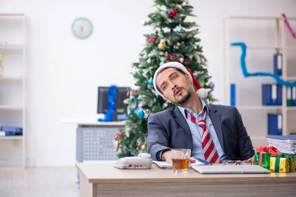 Genç Çalışan Noel Ofiste Kutluyor — Stok fotoğraf
