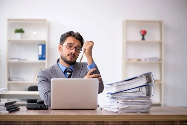 Jonge Zakenman Werknemer Ontevreden Met Overmatig Werk Het Kantoor — Stockfoto