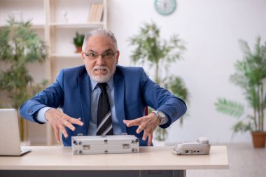 Eski iş adamı maaşı konsepti.
